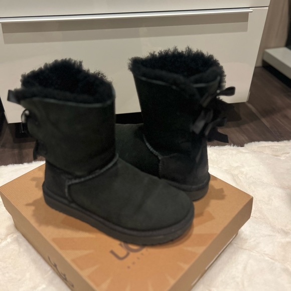 Black suede bow Uggs Bailey bow 11 in size 7 - Picture 1 of 2